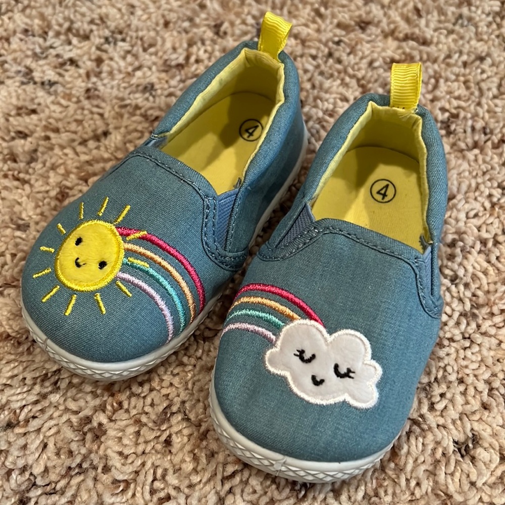 NWOT toddler girl’s shoes size 4 ☀️☁️